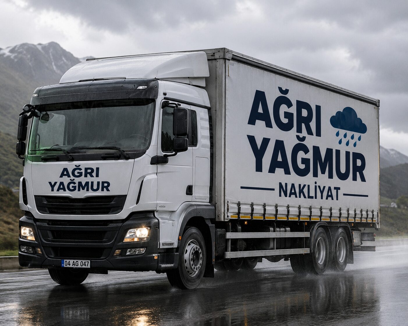 Şehirlerarası nakliyat kamyonu dağ yolunda